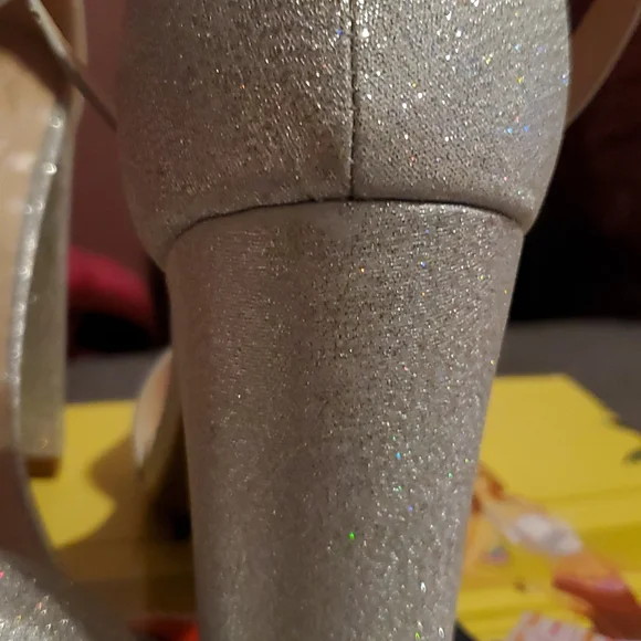 NIB Silver Strappy Heels - Picture 15 of 16